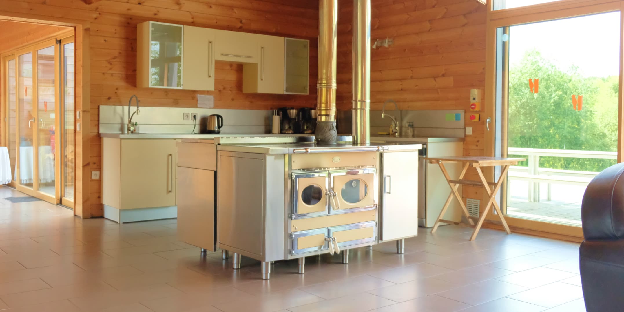 Cuisine du gîte équipée pour les grandes tablées, avec piano de cuisson