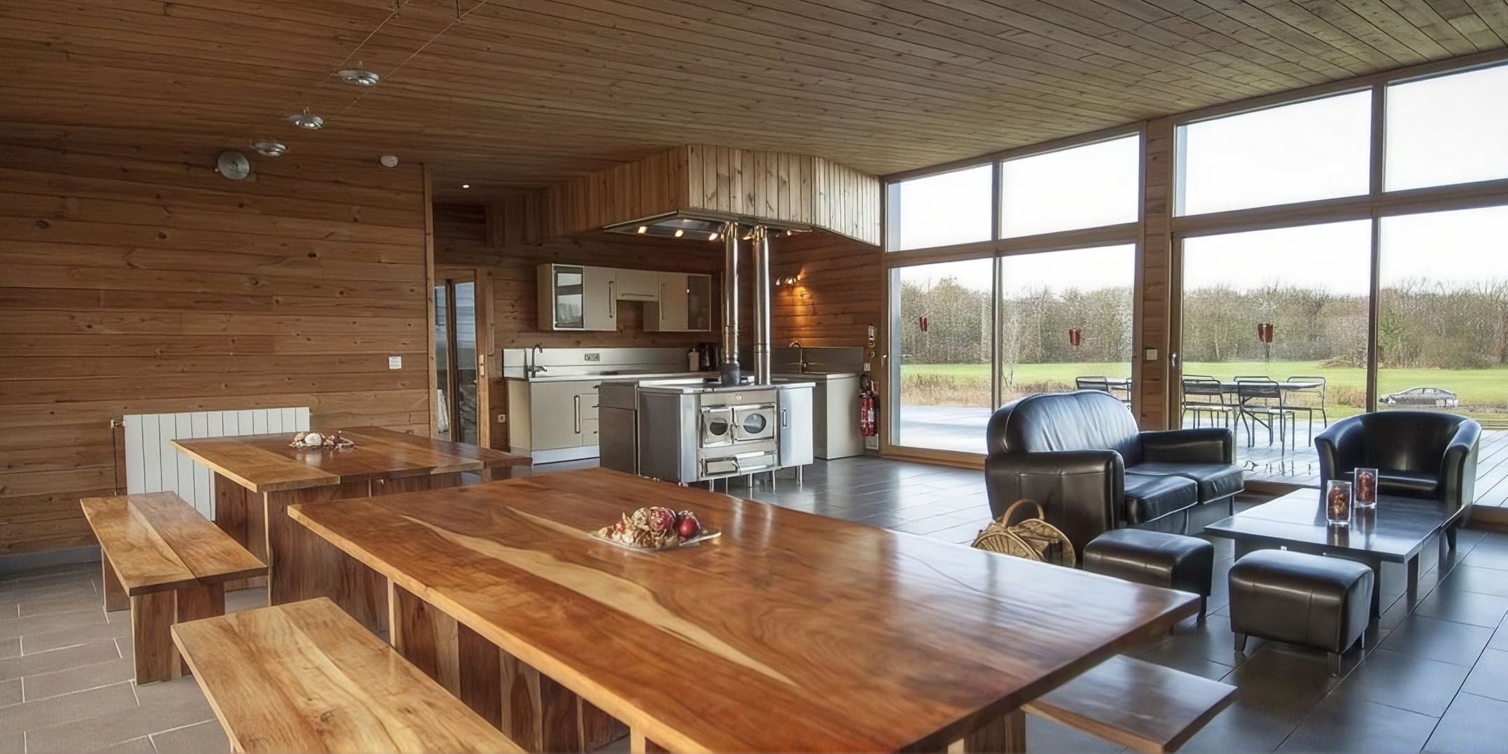Salle à manger avec de grandes tables pour réunir le groupe