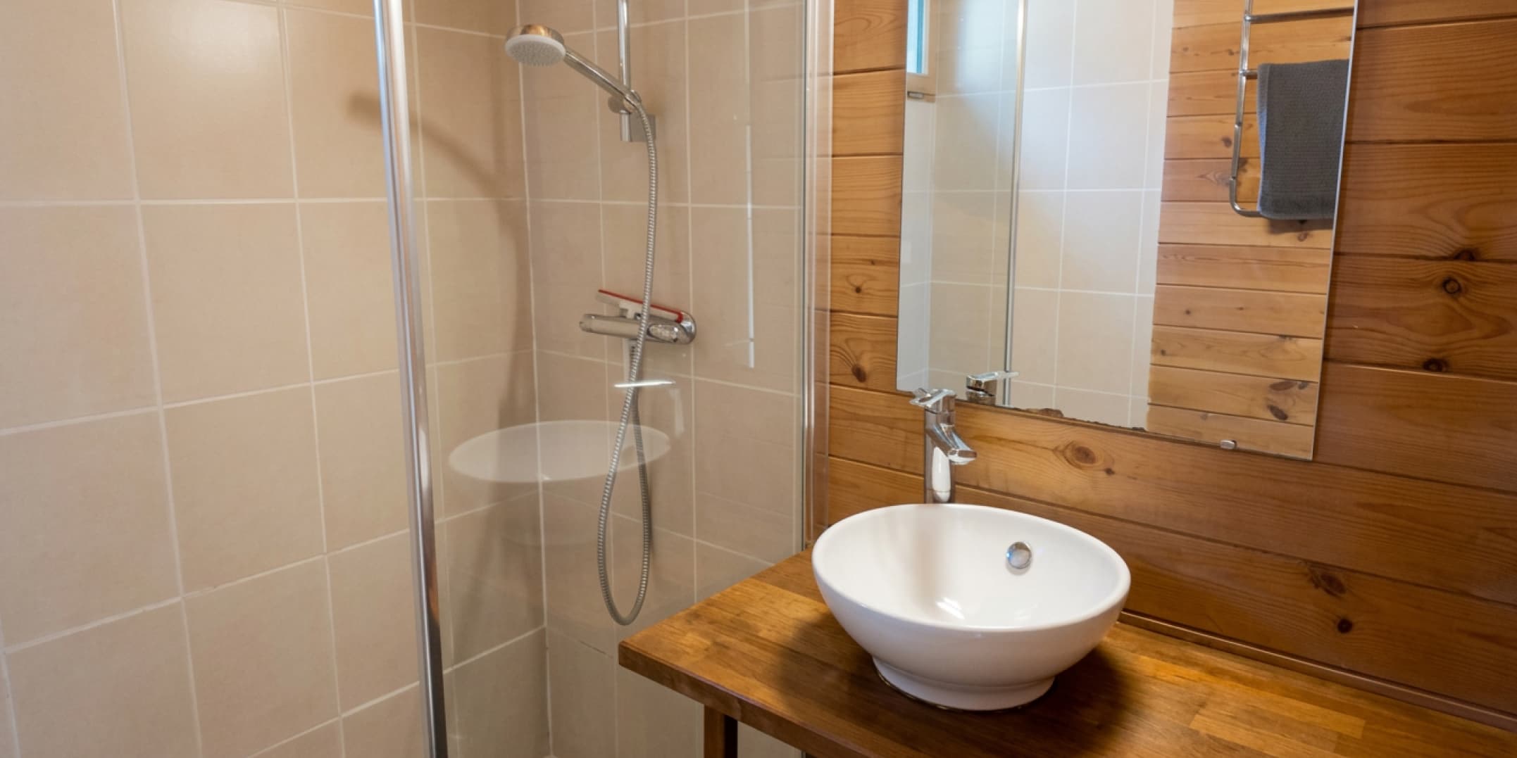 Salle de bain avec douche et lavabo