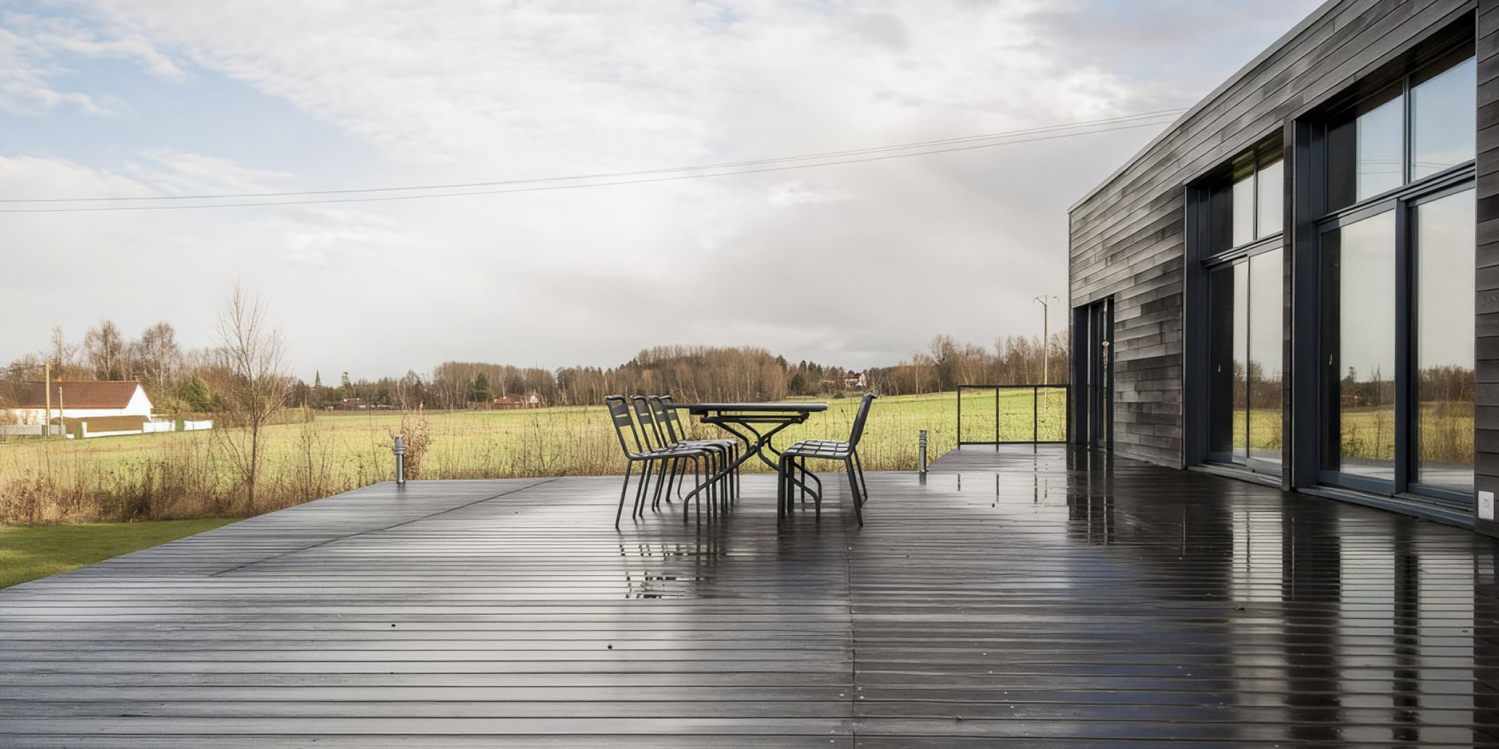 Terrasse de 150 m² ouverte sur le terrain et l'étang